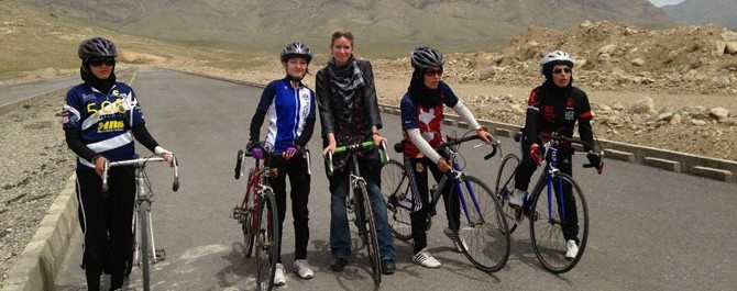 donne-afghane-bicicletta